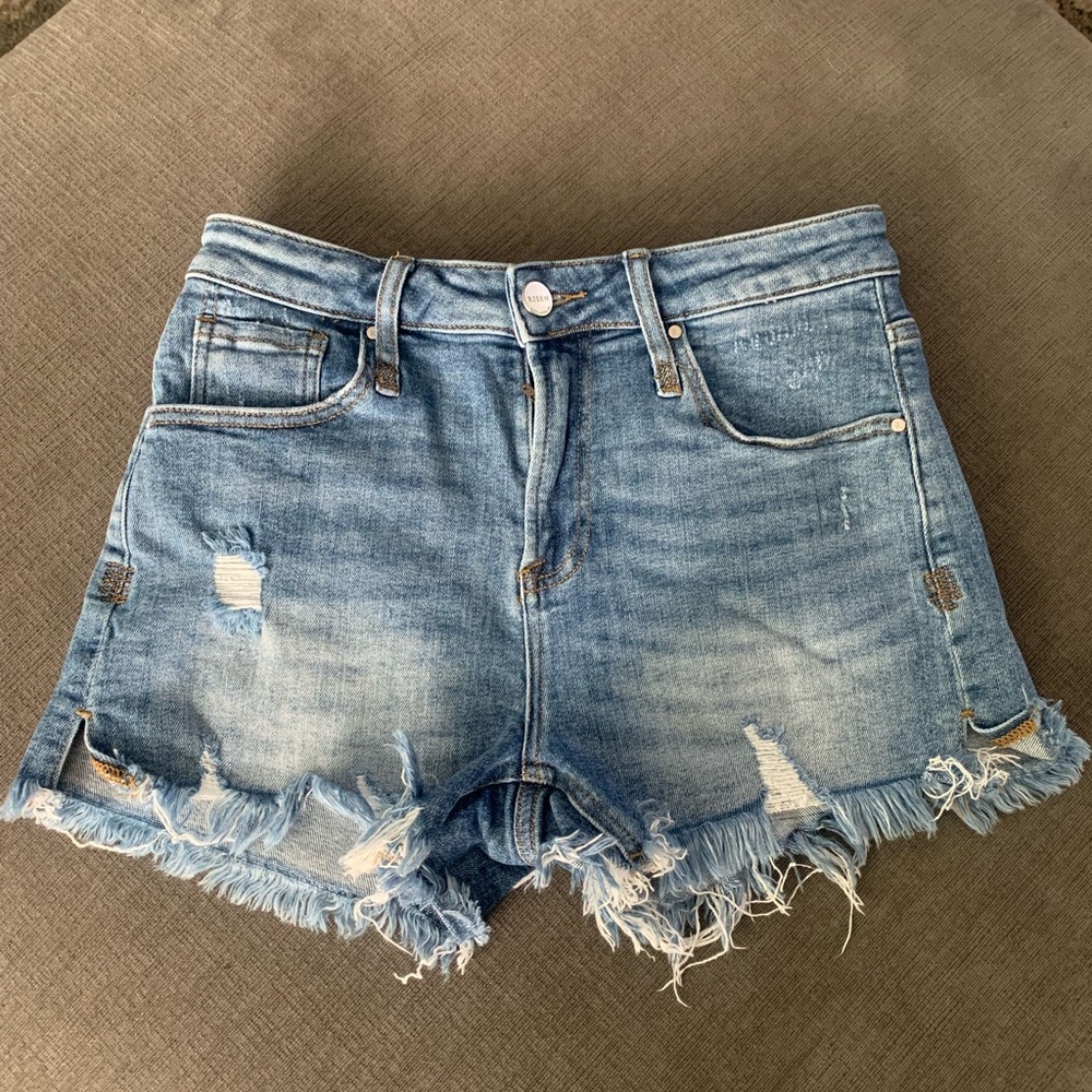 Risen distressed woman’s jean shorts size 1/25